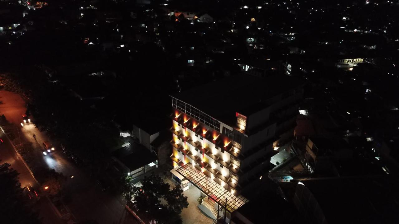 Front One Hotel Pasir Koja バンドゥン エクステリア 写真