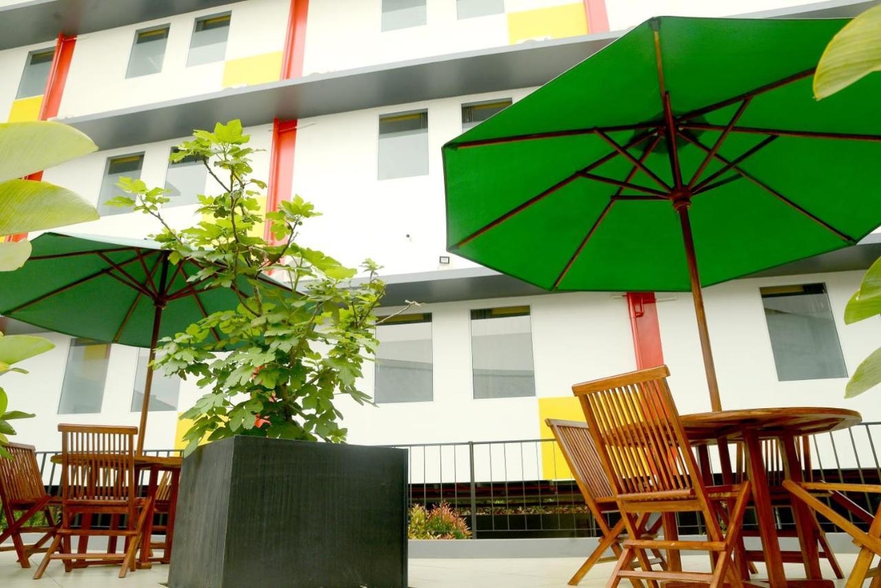 Front One Hotel Pasir Koja バンドゥン エクステリア 写真