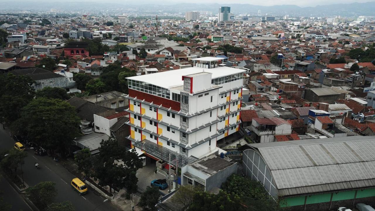 Front One Hotel Pasir Koja バンドゥン エクステリア 写真