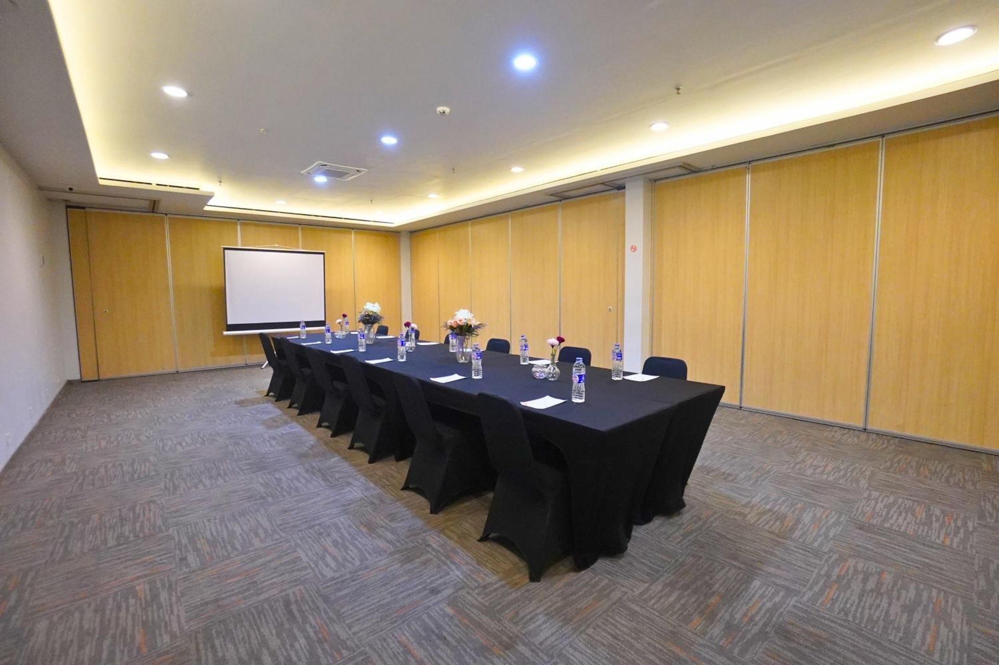 Front One Hotel Pasir Koja バンドゥン エクステリア 写真