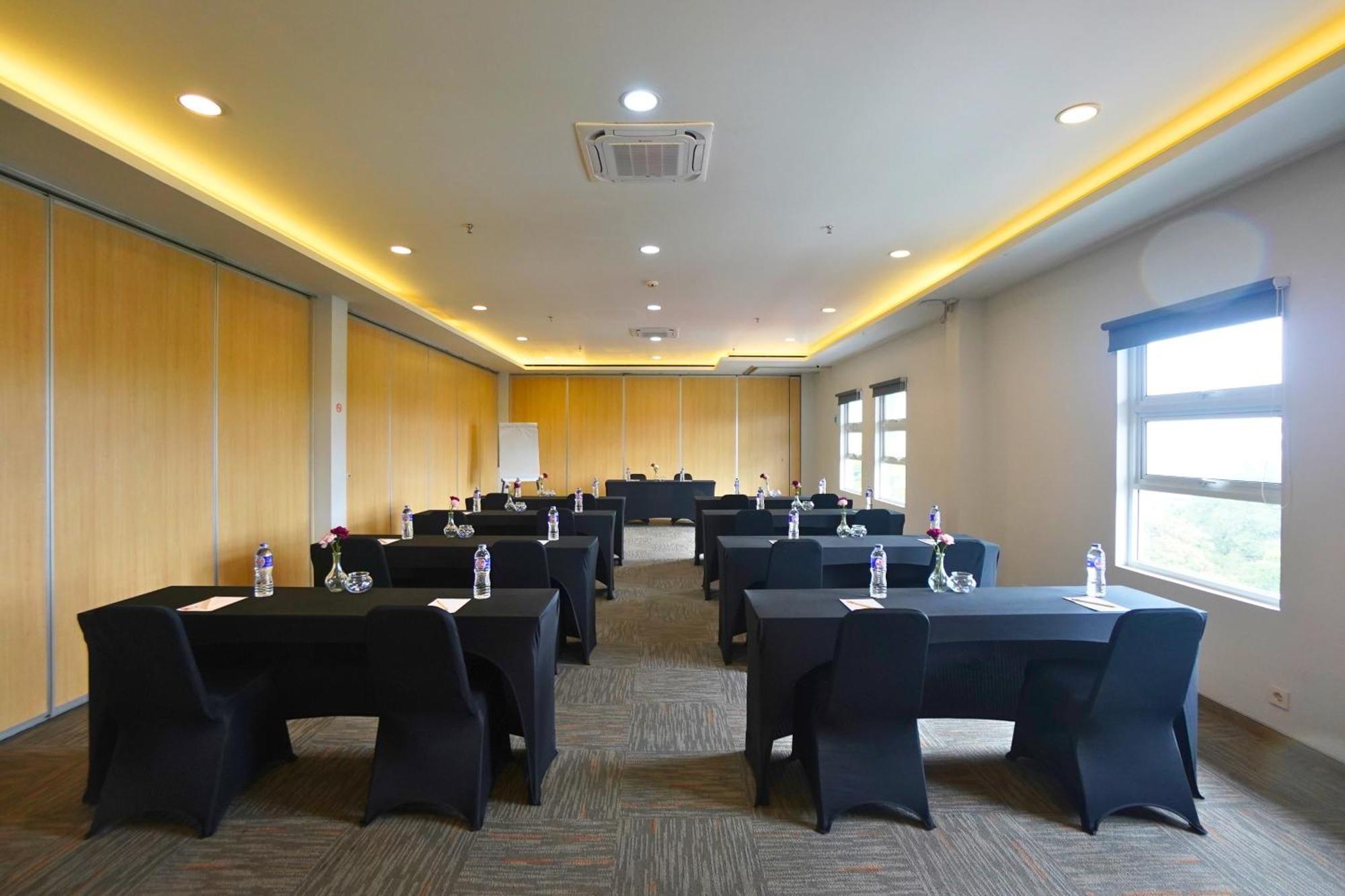 Front One Hotel Pasir Koja バンドゥン エクステリア 写真