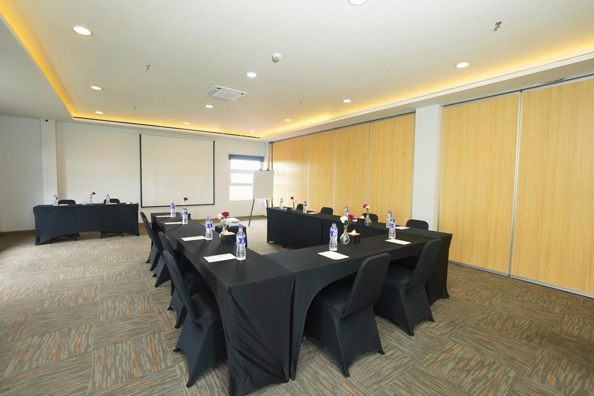Front One Hotel Pasir Koja バンドゥン エクステリア 写真